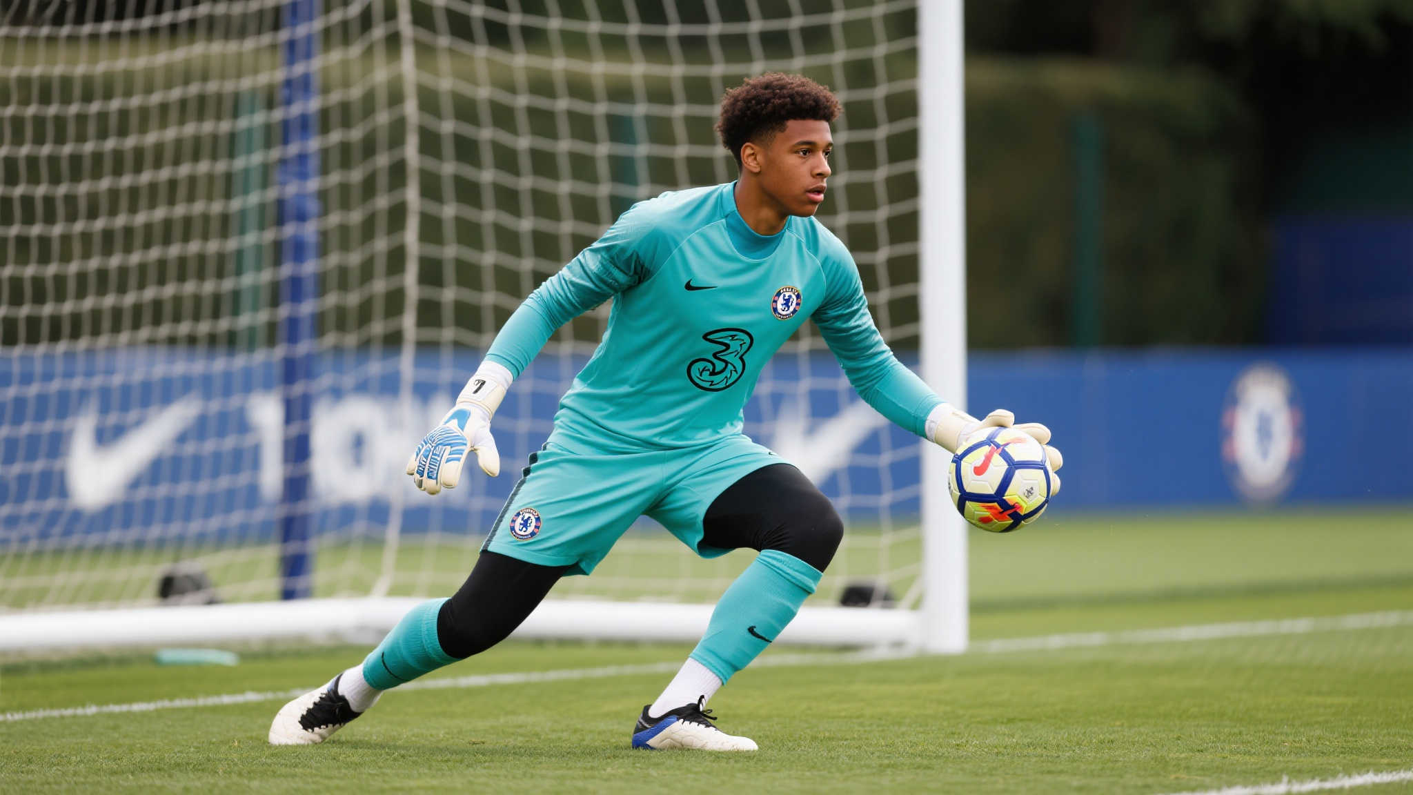 作为目前备受瞩目的年轻门将，_卢克-坎贝尔_展现出